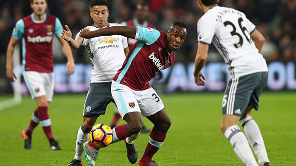 Michail Antonio (tengah) mendapat kepungan dari pemain Manchester United. Copyright: © Ian Walton/Getty Images